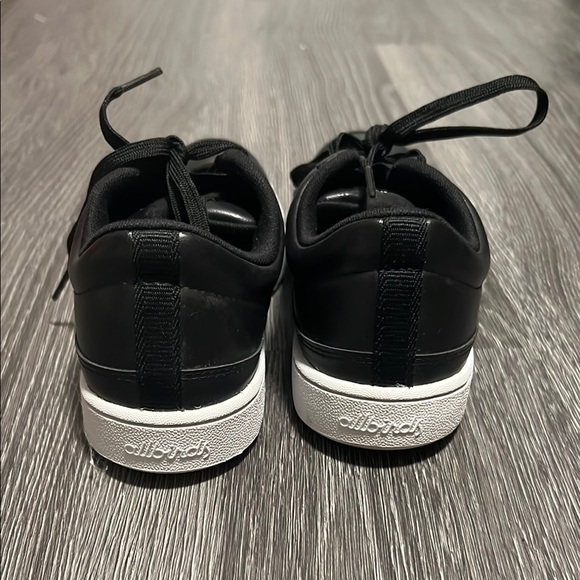 Allbirds Black and White Sneakers Sleek Design - Picture 4 of 7